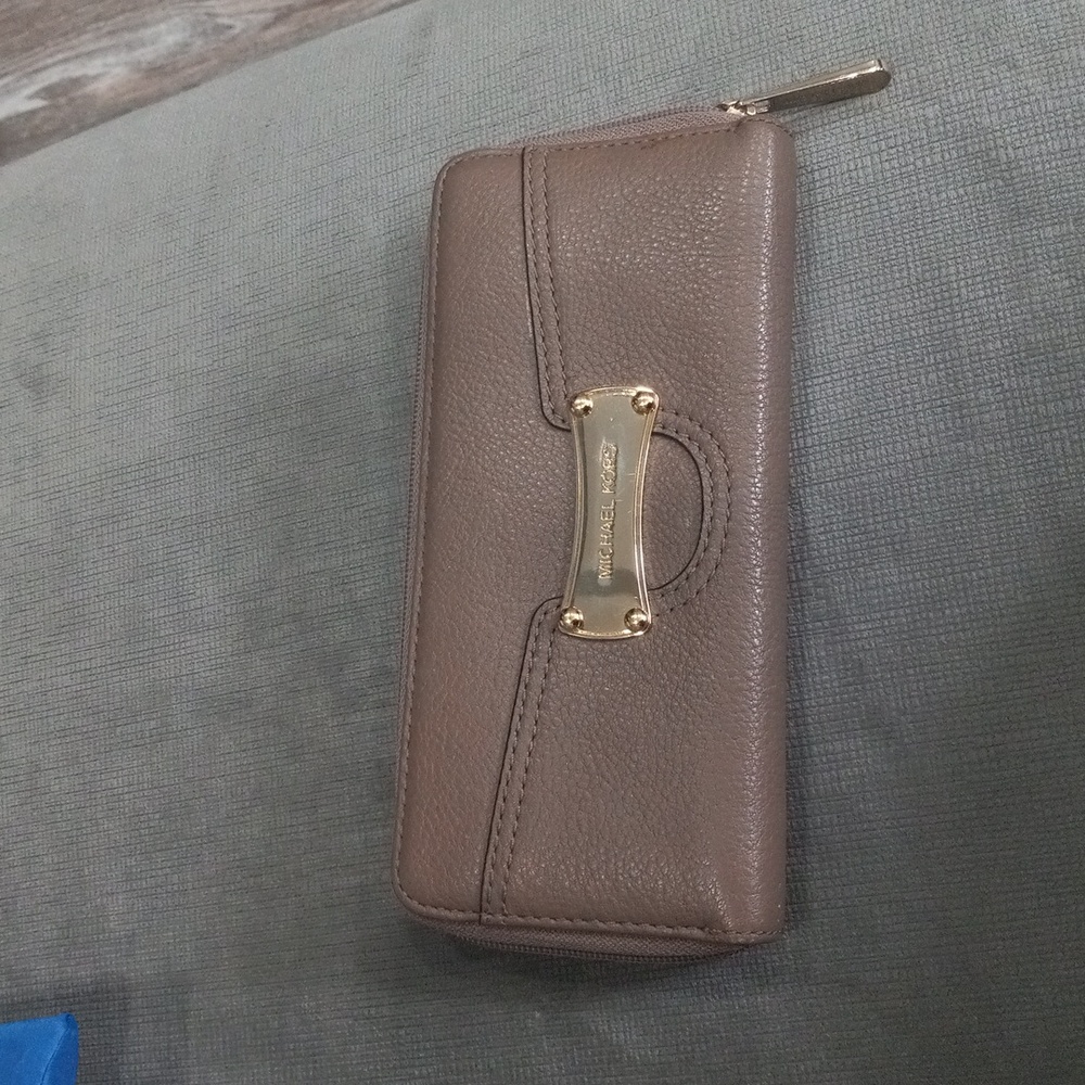 Michael Kors Women's Leather Top Zip Wallet Golden Hardware